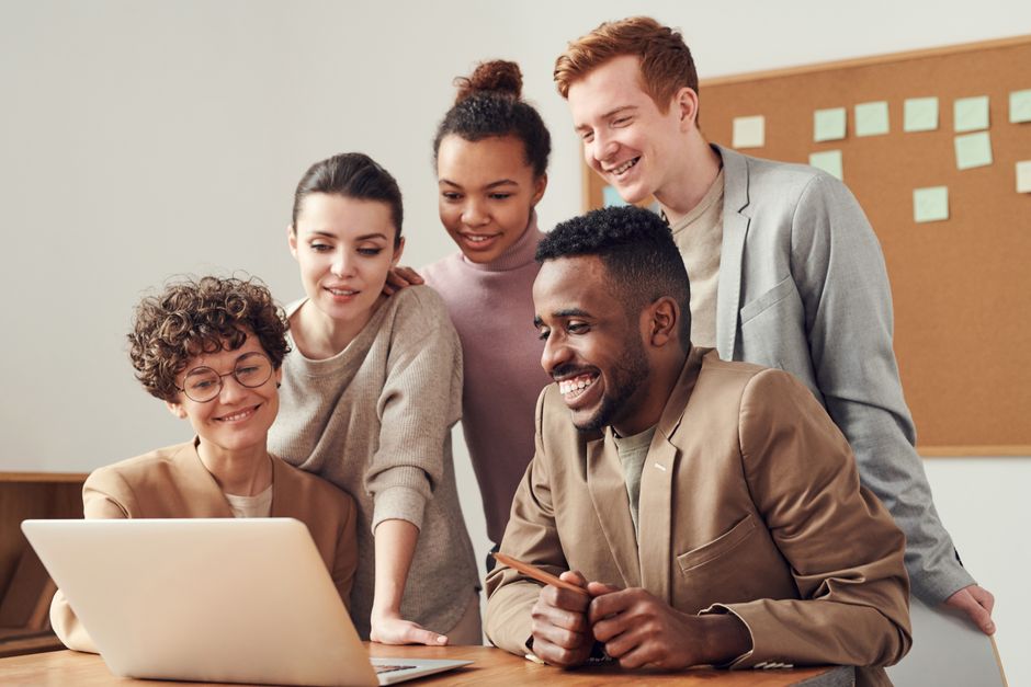 Equipa jovem a trabalhar em conjunto